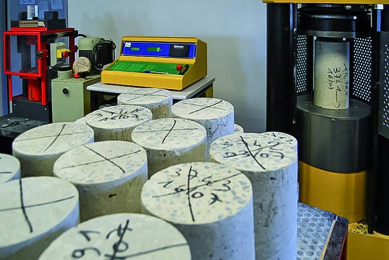 Surfaçage et écrasement des éprouvettes pour contrôler la résistance des bétons produits