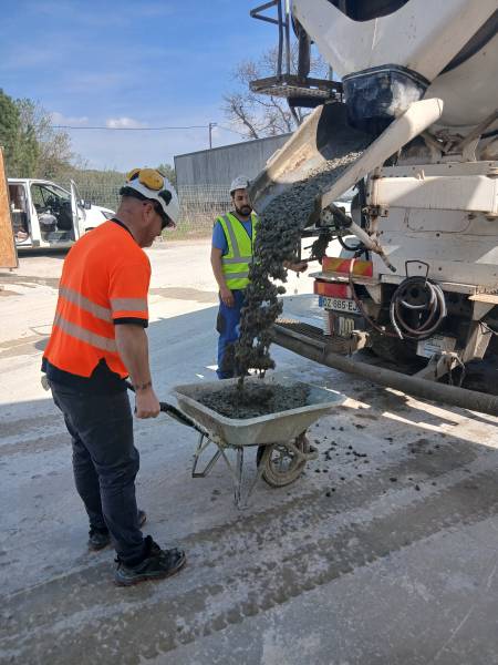 Prélèvement du béton au camion malaxeur en fin de production