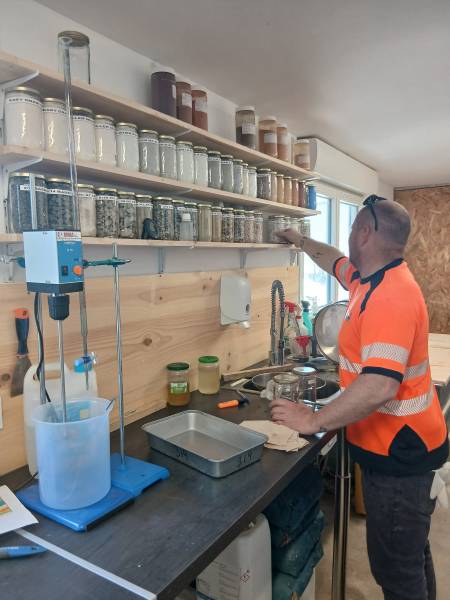 Matériauthèque et paillasse pour les essais de propreté des sables (essais au bleu)