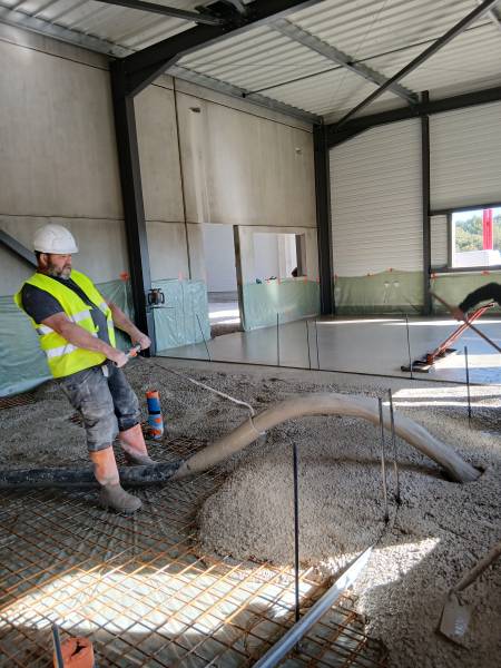 Chantier fini : 480 m³ de béton bas carbone CBSGREEN pour un entrepôt à Vailhauquès
