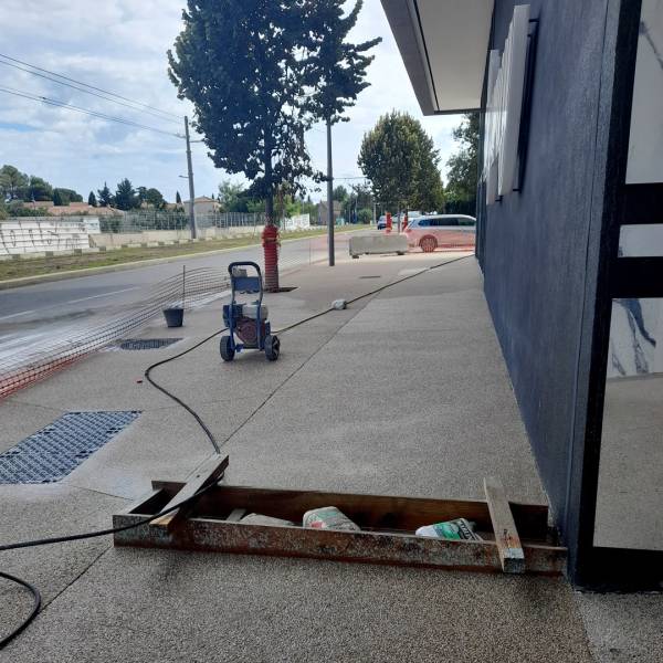 Utiliser du béton désactivé pour des voies piétonnes à Castelnau-le-Lez près de Vendargues
