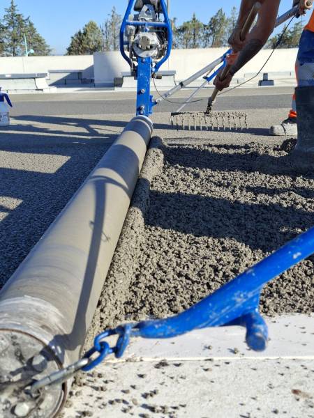 Mise en place du béton drainant  au striker
