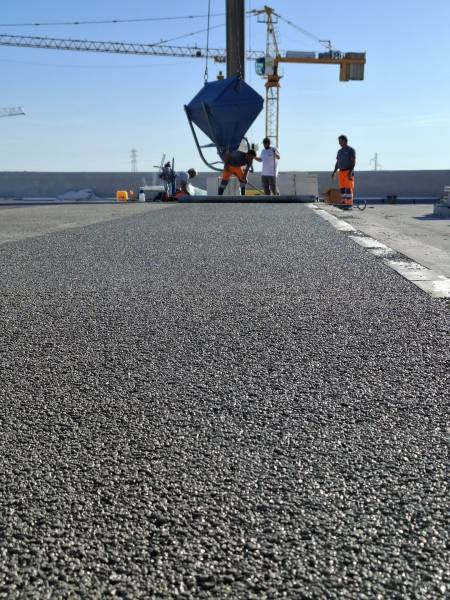 Dépotage du béton drainant à la grue