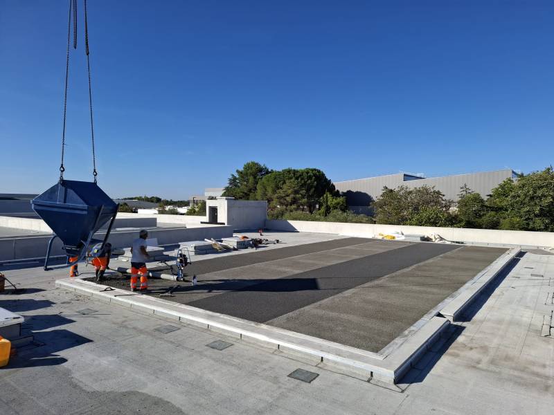 Construction d'un terrain de padel sur un roof-top en béton drainant