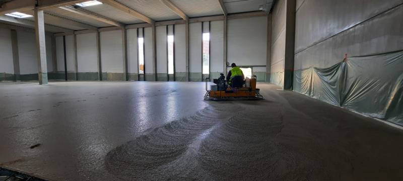 Chantier fini : 480 m³ de béton bas carbone CBSGREEN pour un entrepôt à Vailhauquès