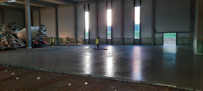 Chantier fini : 480 m³ de béton bas carbone CBSGREEN pour un entrepôt à Vailhauquès